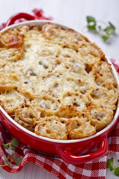 Crepes al horno rollo con pollo y queso —  Fotos de Stock