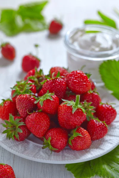 Fresh strawberry with cream cheese dip — Stock Photo, Image