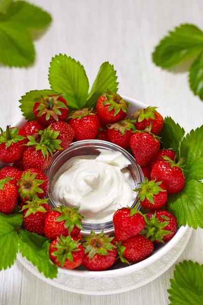 Verse aardbeien met roomkaas duik — Stockfoto