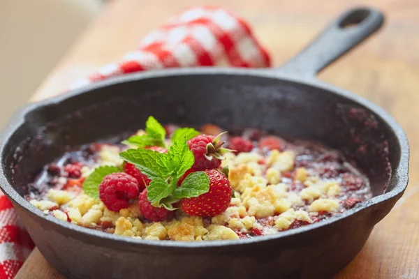 Berry crumble with strawberry and raspberry — Stock Photo, Image
