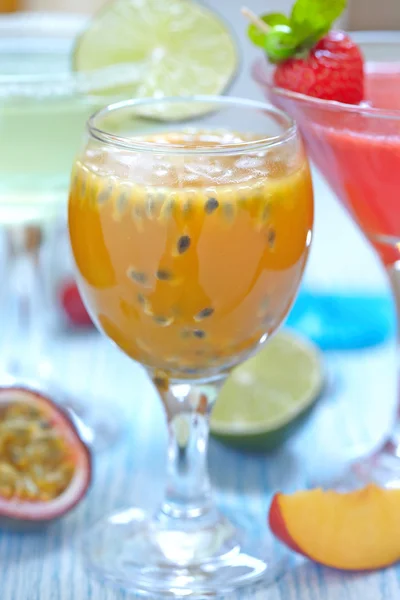 Passion fruit cocktail — Stock Photo, Image