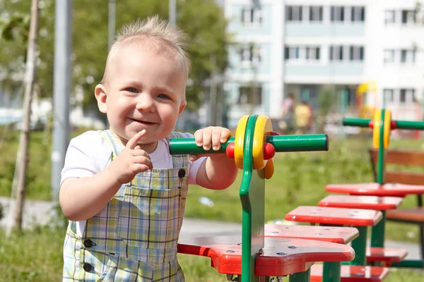 Kid playing on playground — Stock Photo, Image