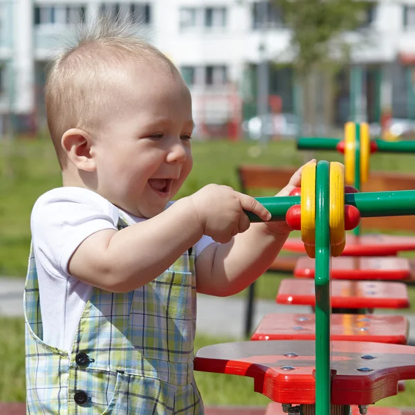 Miúdo a brincar no parque infantil — Fotografia de Stock