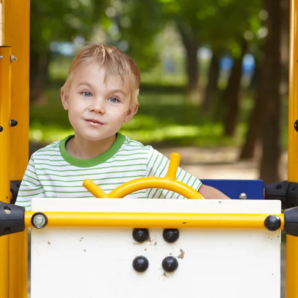 Kid spelar i tunneln på lekplats — Stockfoto