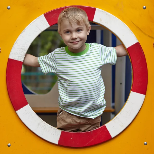 Kind spielt im Tunnel auf Spielplatz — Stockfoto