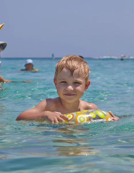 Criança feliz nadando no mar . — Fotografia de Stock