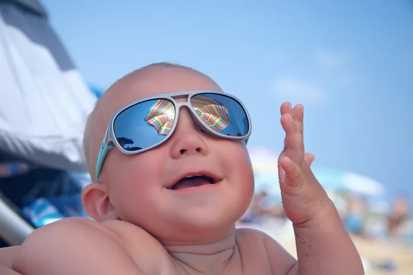 Retrato de menino com óculos de sol — Fotografia de Stock