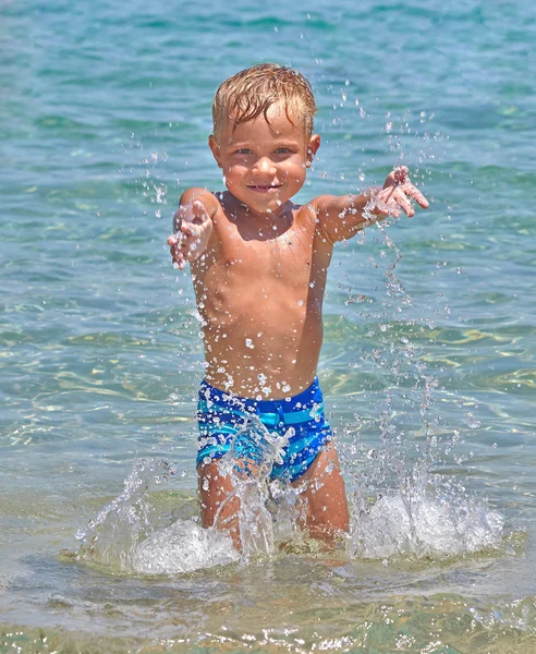 Ευτυχισμένο παιδί κολύμπι στη θάλασσα. — Φωτογραφία Αρχείου