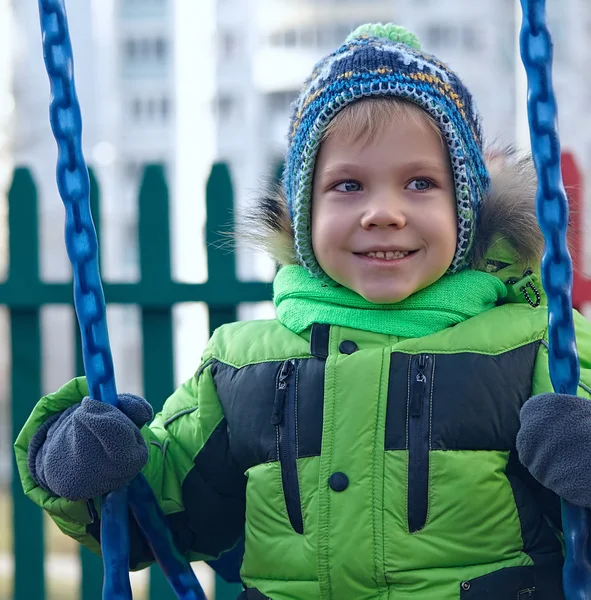 Garçon dans le parc d'hiver — Photo