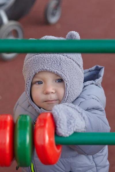 Мальчик в зимнем парке — стоковое фото
