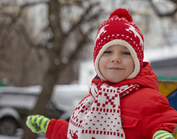 Menino no parque de inverno — Fotografia de Stock