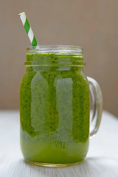 Apfel-Spinat-Smoothie im Glas auf hölzernem Hintergrund — Stockfoto