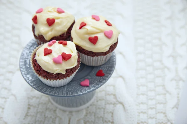 Cupcake di velluto rosso decorati con cuori — Foto Stock