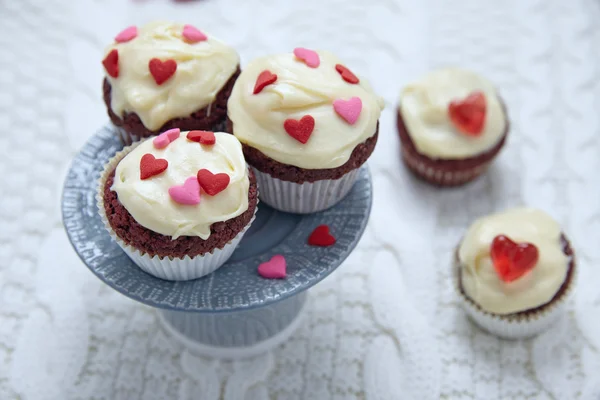 Pastelitos de terciopelo rojo decorados con corazones —  Fotos de Stock