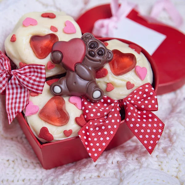 Красные бархатные кексы, украшенные сердцами — стоковое фото