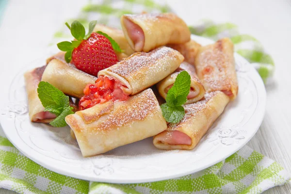 Čerstvé jahody francouzské palačinky s mátou na snídani — Stock fotografie