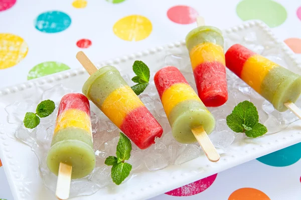 Zelfgemaakte gepureerde vers fruit ijslollys — Stockfoto