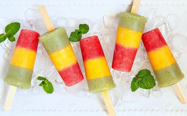 Ev yapımı püresi taze meyve popsicles — Stok fotoğraf