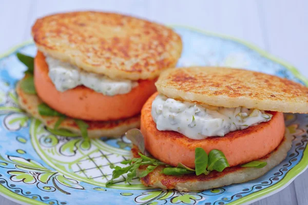 Hamburguesa de salmón con tortitas de patata — Foto de Stock