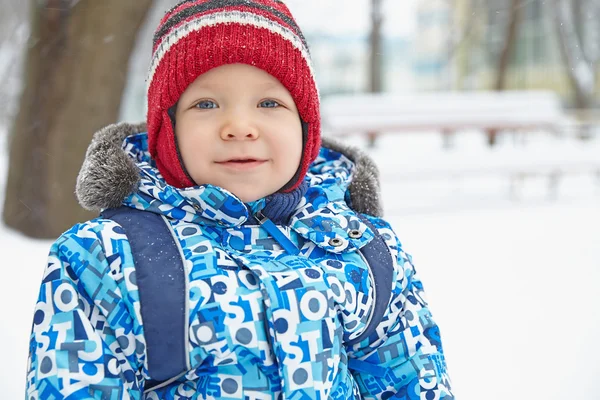 Menino no parque de inverno — Fotografia de Stock