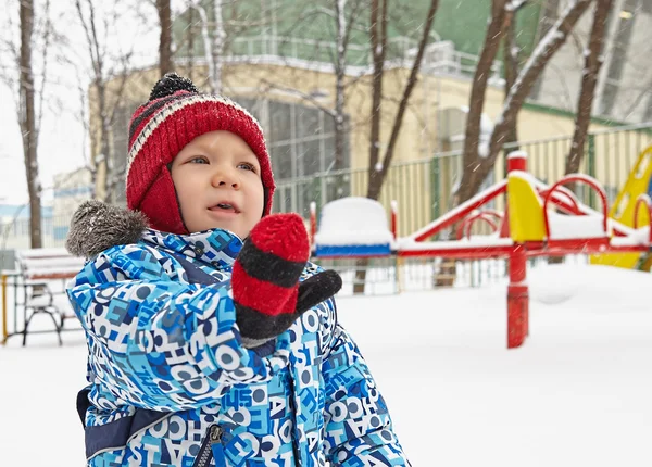 Chłopiec w winter park — Zdjęcie stockowe