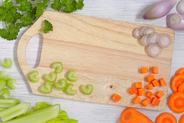 Szemközti nézet a zöldségekkel és a daraboló-board — Stock Fotó