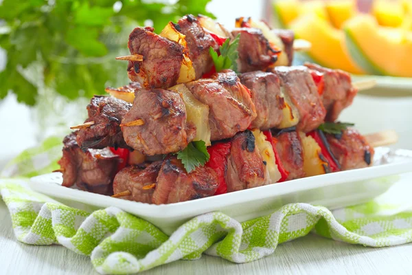 Kebab z grilla z pieprzem i ananasem — Zdjęcie stockowe