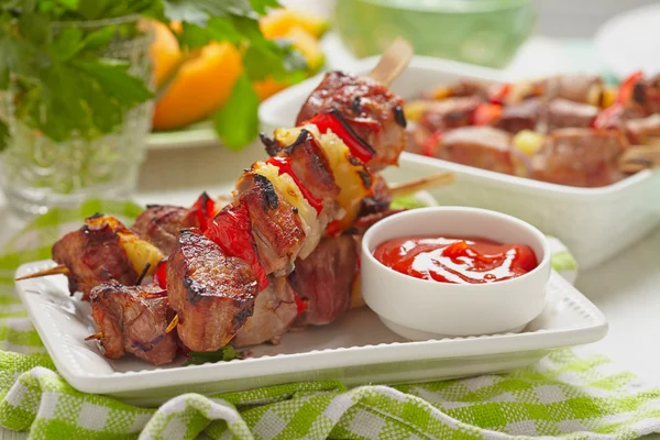 Kebab a la parrilla con pimienta y piña — Foto de Stock