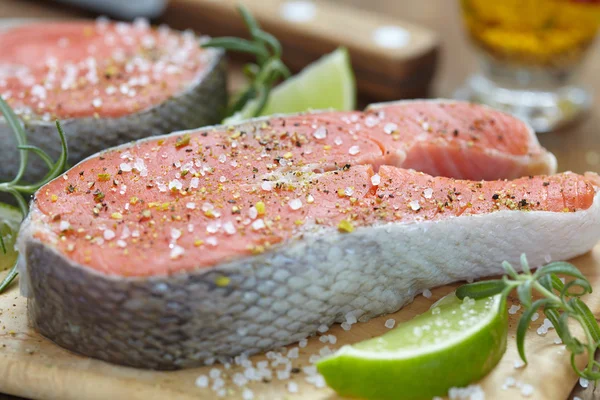 Ruwe rode zalm steak — Stockfoto