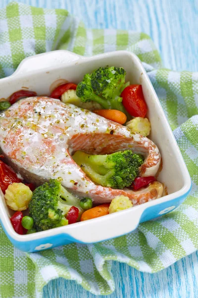 Salmón rojo al horno con verduras — Foto de Stock