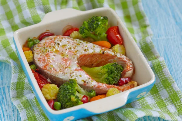 Salmón rojo al horno con verduras — Foto de Stock