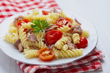 Sağlıklı ton balığı ve domatesli makarna
