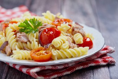 Sağlıklı ton balığı ve domatesli makarna