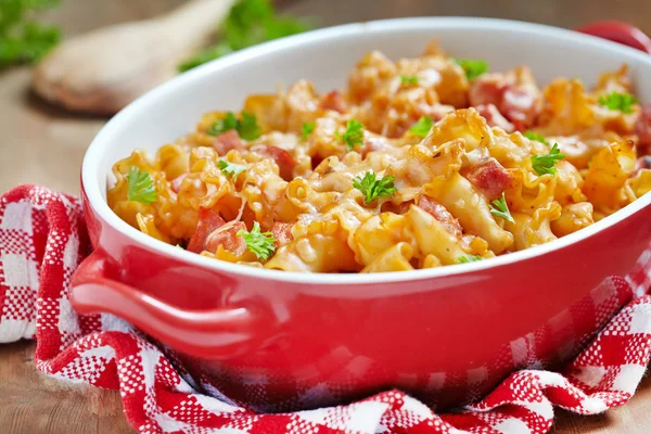 Caçarola de macarrão com queijo e presunto — Fotografia de Stock