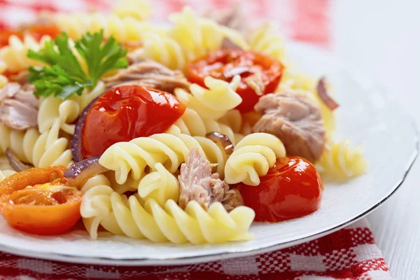 Sağlıklı ton balığı ve domatesli makarna