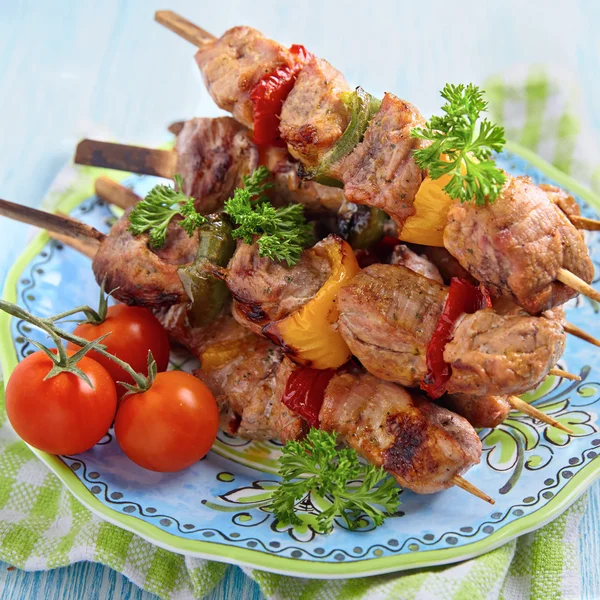 Carne de cerdo a la parrilla y brochetas de verduras — Foto de Stock