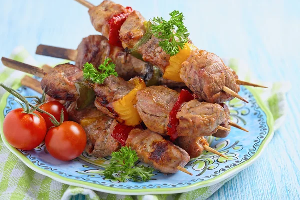 Carne de cerdo a la parrilla y brochetas de verduras — Foto de Stock