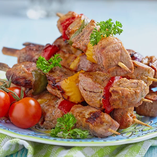 Carne de porco grelhada e kebabs vegetais — Fotografia de Stock