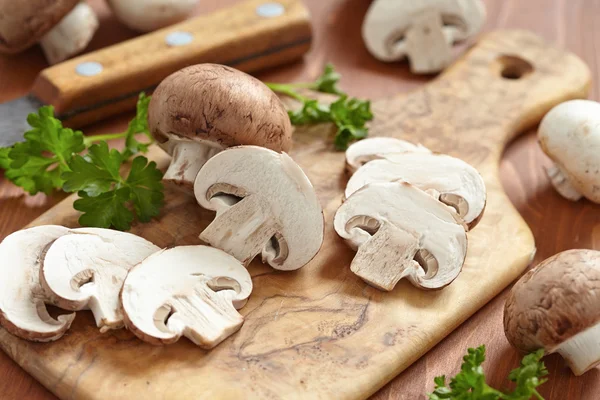 Fresh brown and white mushrooms — Stock Photo, Image