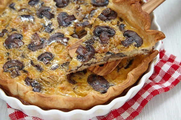 Karamelizovanou šalotkou a houbovou Quiche — Stock fotografie