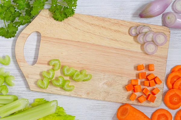 Vista superior na placa de corte com legumes — Fotografia de Stock