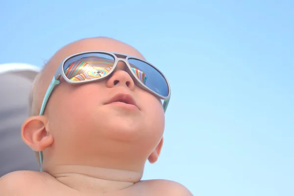 Bébé garçon avec des lunettes de soleil — Photo