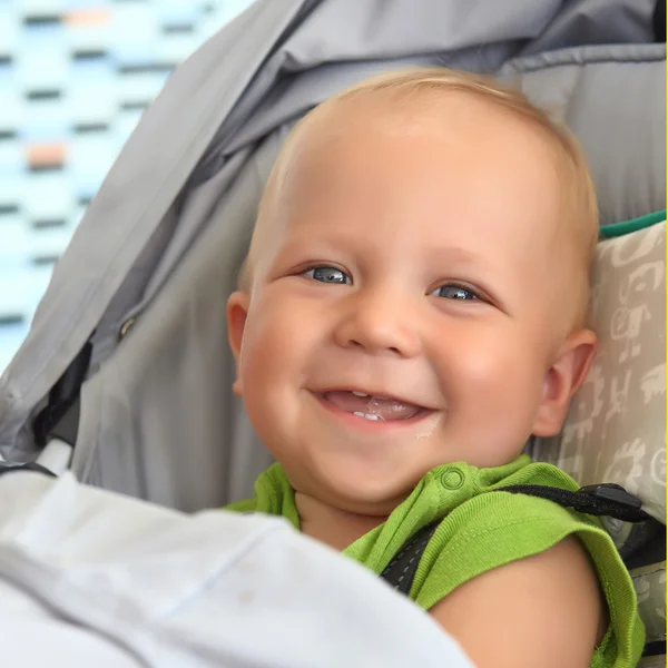 Bébé garçon dans une poussette — Photo