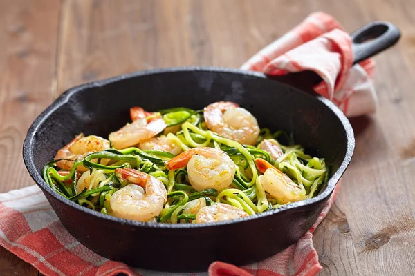 Zucchini-Spaghetti mit Garnelen — Stockfoto