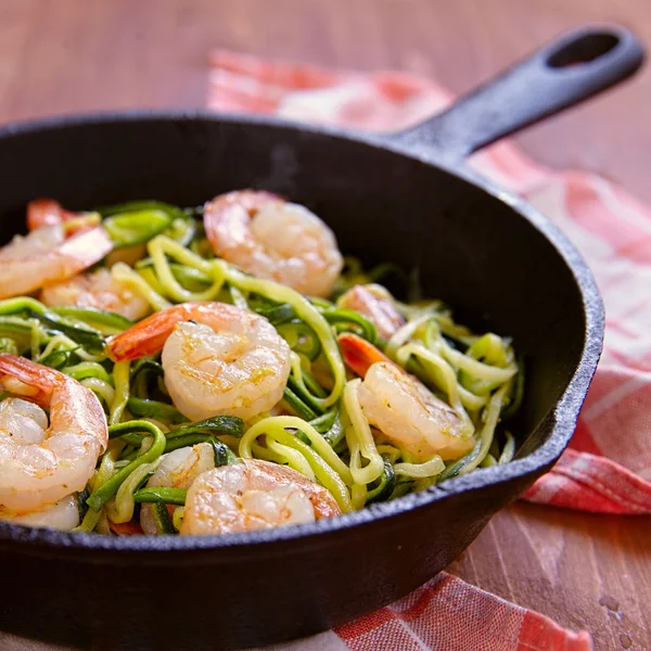 Zucchini-Spaghetti mit Garnelen — Stockfoto