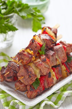 Biber ve ananas ızgara kebap