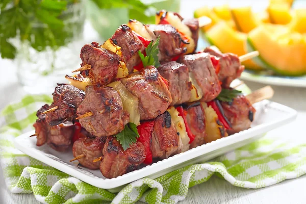 Grillezett kebab, borssal és ananász — Stock Fotó