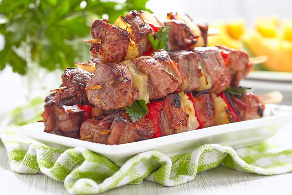 Grillezett kebab, borssal és ananász — Stock Fotó