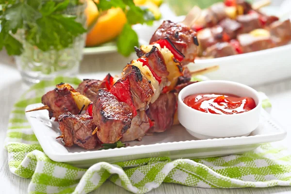 Gegrilde kebab met peper en ananas — Stockfoto