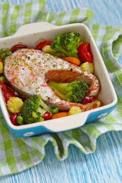 Salmón rojo al horno con verduras — Foto de Stock